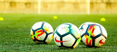 678体育站点前沿栏目背景图 - 展示体育场馆与观众全景