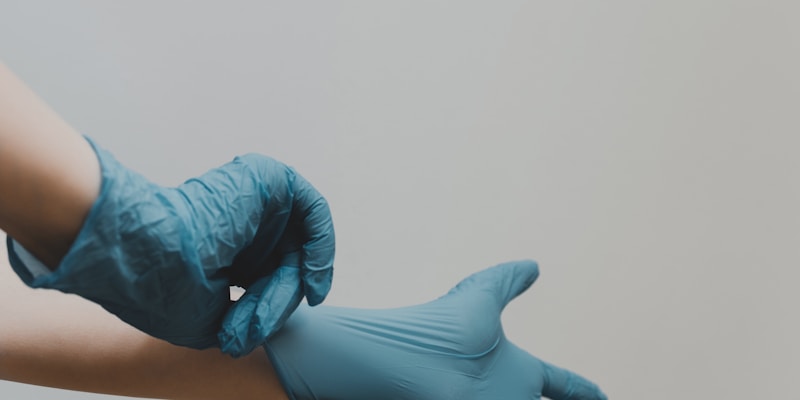 678体育深度专题文章配图 - 象征思考与深度的体育书籍、笔记本与眼镜